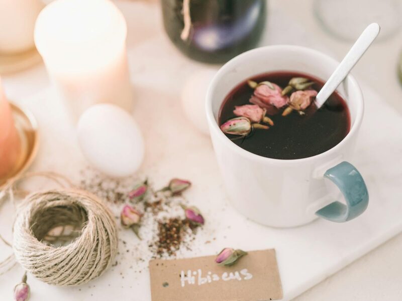 Lentebloeier thee met rozenblaadjes en hibiscus